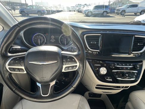 Used 2020 Chrysler Pacifica Touring-L w/ Tire & Wheel Group FWD image 12