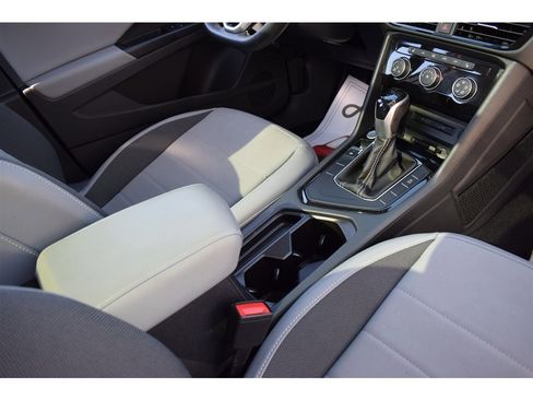 Used 2023 Volkswagen Taos SE w/ Panoramic Sunroof Package image 16