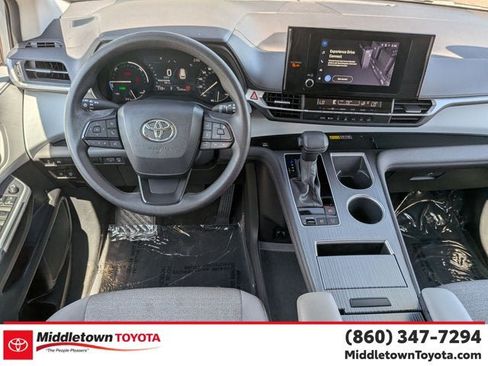 Used 2025 Toyota Sienna LE w/ LE Plus Package AWD/4WD image 32