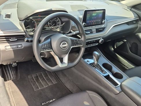 Used 2025 Nissan Altima 2.5 SV FWD image 15
