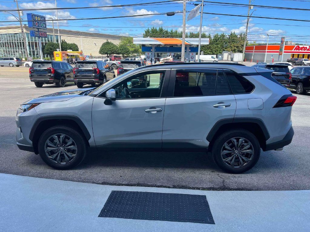 Used 2023 Toyota RAV4 XLE Premium AWD/4WD image 6