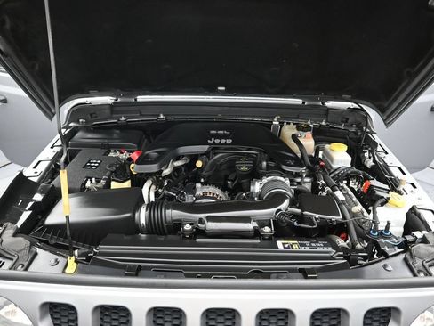 Used 2018 Jeep Wrangler Unlimited Sport AWD/4WD image 32