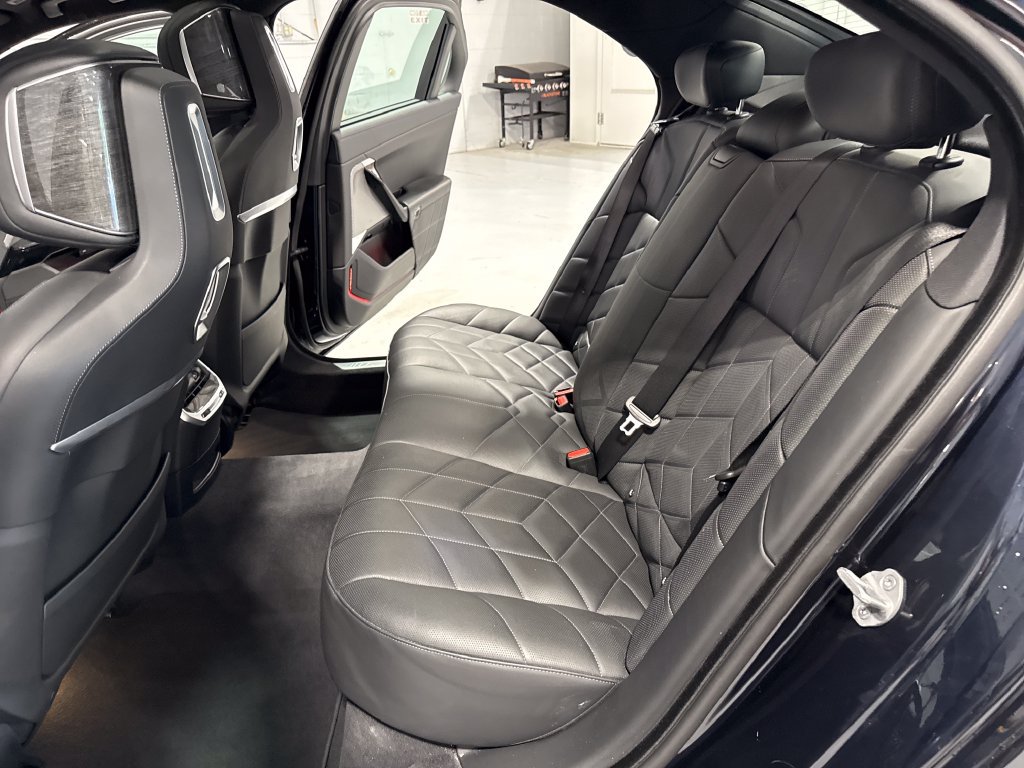 Used 2024 BMW 740i xDrive AWD/4WD image 39