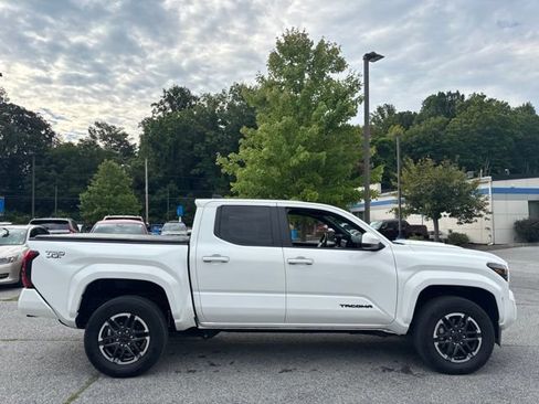 Used 2024 Toyota Tacoma TRD Sport AWD/4WD image 10
