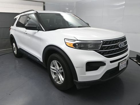 Used 2021 Ford Explorer XLT image 2