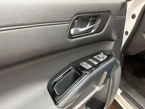 Used 2025 Nissan Pathfinder SL FWD image 22