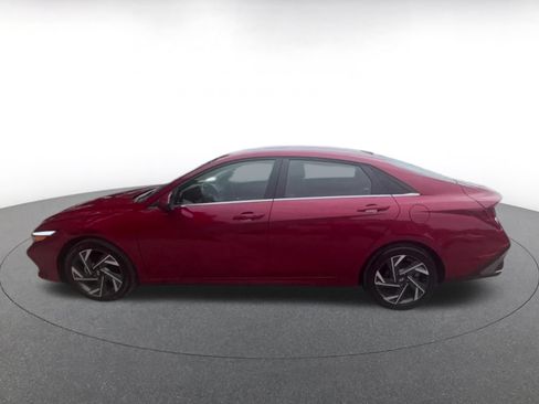 Used 2025 Hyundai Elantra SEL FWD image 9