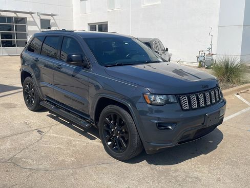 Used 2018 Jeep Grand Cherokee Altitude RWD image 2