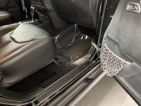Used 2018 Jeep Wrangler Unlimited Sahara AWD/4WD image 31