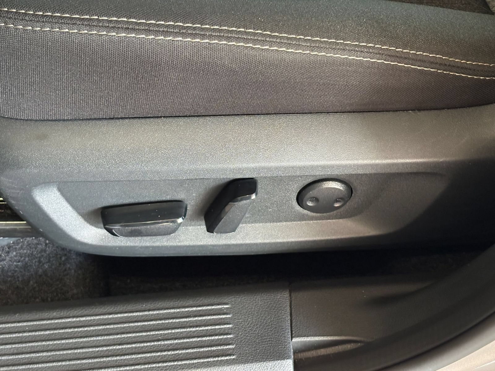 Used 2025 Nissan Rogue SV FWD image 21