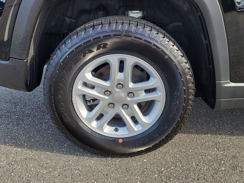 New 2025 Jeep Grand Cherokee Laredo w/ Luxury Tech Group I image 5