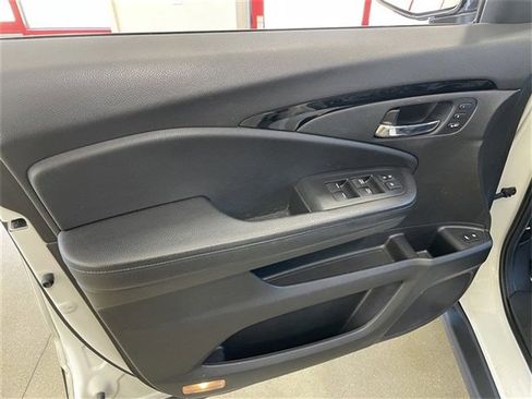 Used 2020 Honda Pilot Touring image 11
