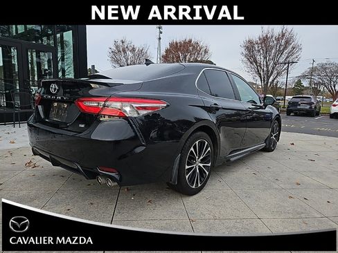 Used 2019 Toyota Camry SE image 3