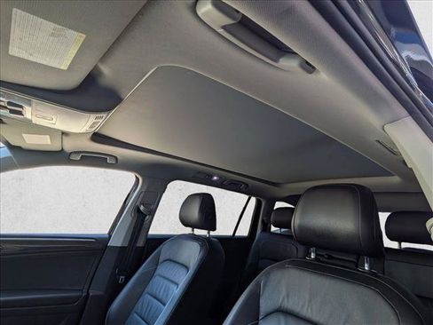 Used 2018 Volkswagen Tiguan SEL Premium FWD image 16