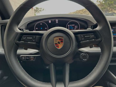 Certified 2024 Porsche Cayenne image 22