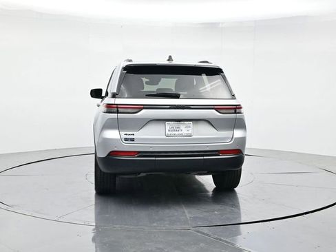 Used 2024 Jeep Grand Cherokee Altitude image 8