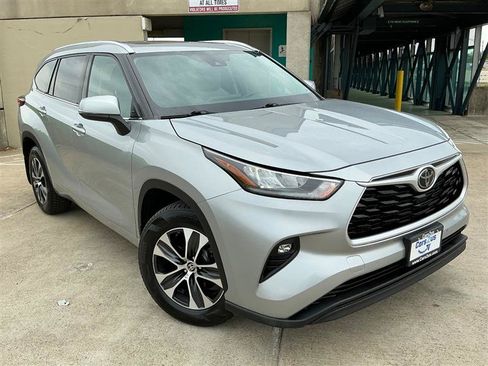 Used 2020 Toyota Highlander XLE AWD/4WD image 7