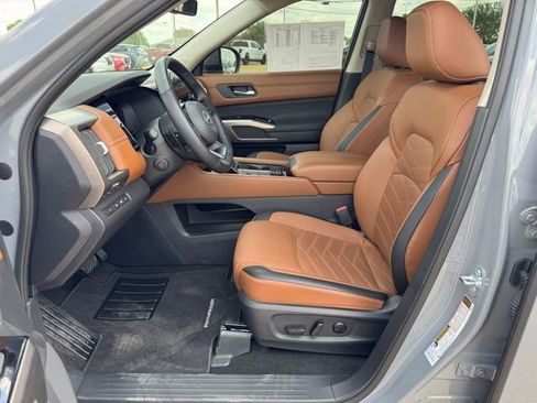 Used 2025 Nissan Pathfinder Platinum AWD/4WD image 8