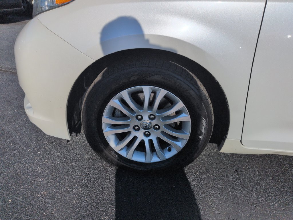 Used 2017 Toyota Sienna FWD image 27