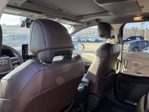 Used 2023 Toyota Sienna Platinum image 15