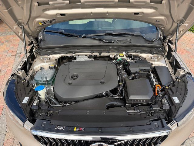 Certified 2024 Volvo XC40 B5 Plus AWD/4WD image 21