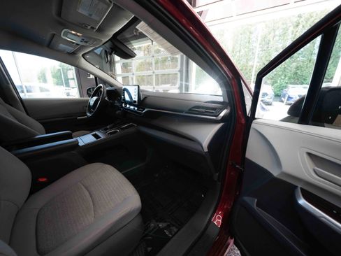 Used 2021 Toyota Sienna LE AWD/4WD image 26
