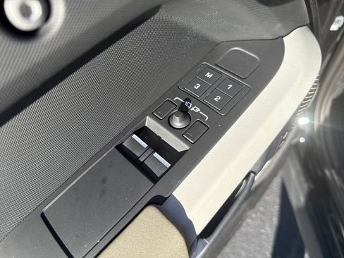 Used 2023 Land Rover Defender 90 S image 19