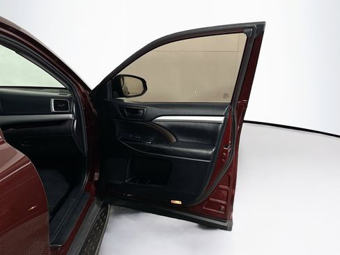 Used 2017 Toyota Highlander Plus image 32