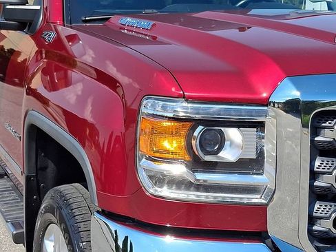 Used 2018 GMC Sierra 2500 SLT w/ Duramax Plus Package AWD/4WD image 9