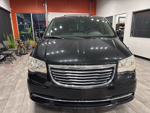 Used 2013 Chrysler Town & Country Touring image 4