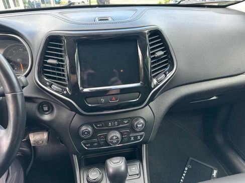 Used 2019 Jeep Cherokee Limited AWD/4WD image 6