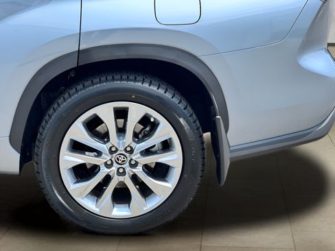Used 2024 Toyota Highlander Limited AWD/4WD image 41