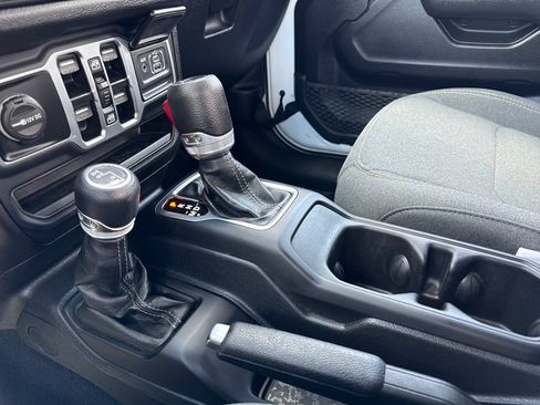 Used 2025 Jeep Gladiator Sport AWD/4WD image 21