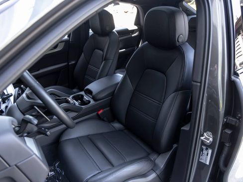 Certified 2026 Porsche Cayenne Coupe AWD/4WD image 5