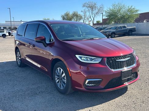 Used 2023 Chrysler Pacifica Touring-L FWD image 3