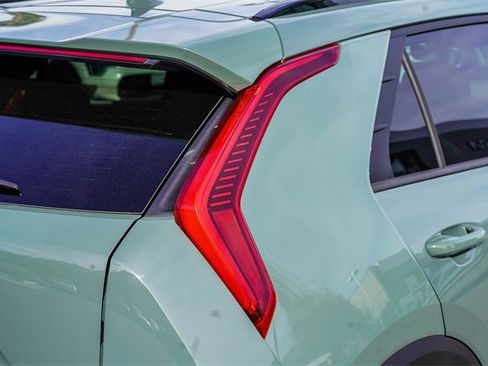 Certified 2025 Kia Niro EX image 8