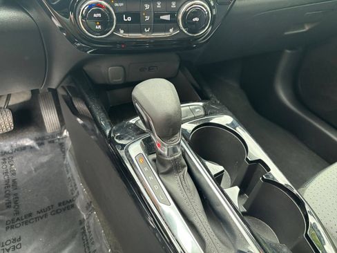 Used 2025 Chevrolet Trax LT w/ LT Convenience Package FWD image 37