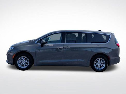 Used 2023 Chrysler Pacifica Touring-L FWD image 13