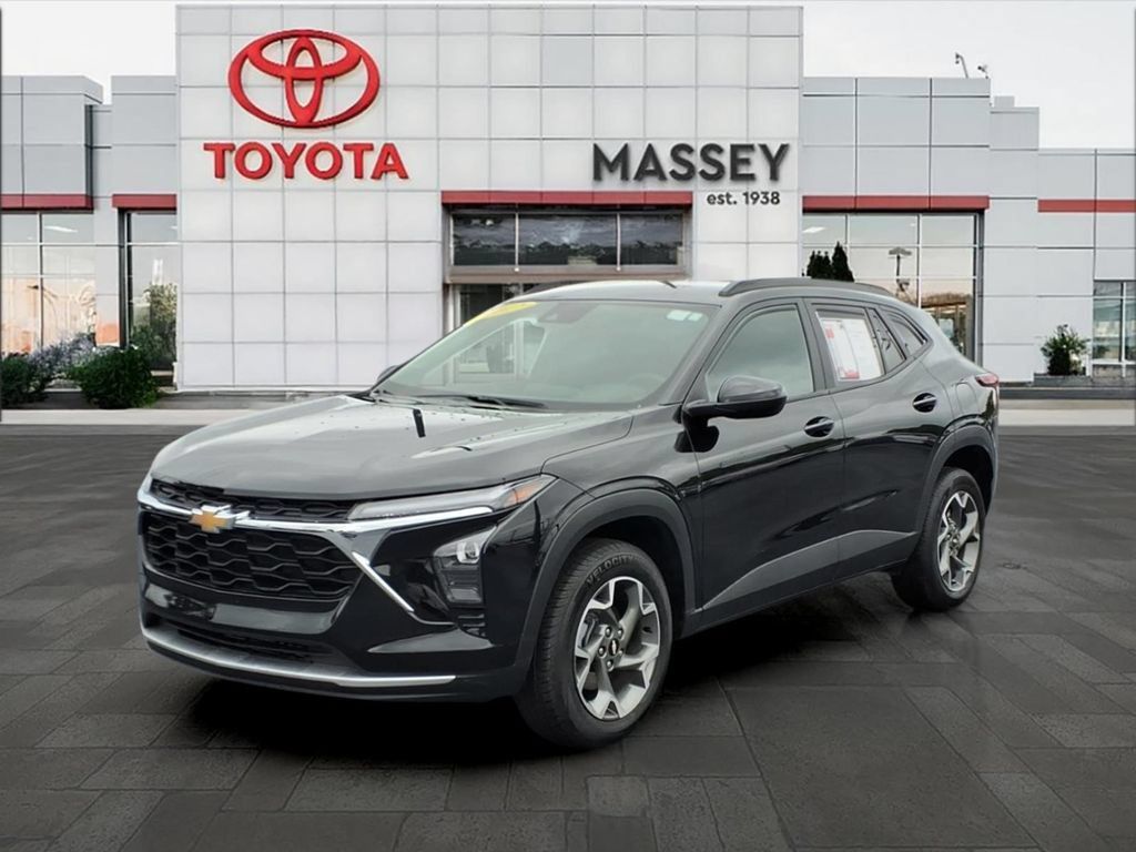 Used 2025 Chevrolet Trax LT FWD image 7