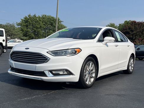 Used 2017 Ford Fusion SE w/ Fusion SE Technology Package FWD image 5