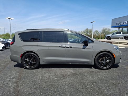 Used 2025 Chrysler Pacifica Limited FWD image 8