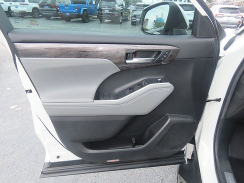 Used 2020 Toyota Highlander Limited FWD image 22