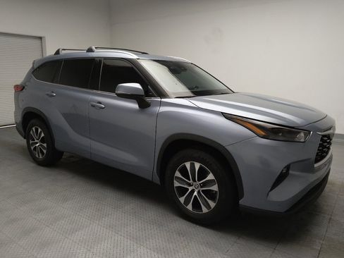 Used 2022 Toyota Highlander XLE FWD image 11