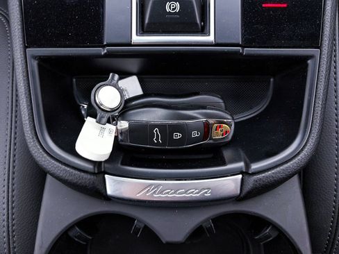 Used 2024 Porsche Macan image 30