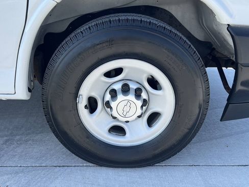 Used 2016 Chevrolet Express 2500 RWD image 18