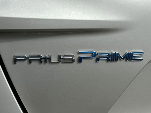 Used 2017 Toyota Prius Prime Premium image 33