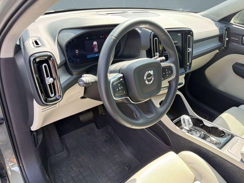 Used 2023 Volvo XC40 B5 Plus w/ Climate Package image 4