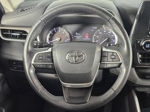 Used 2022 Toyota Highlander XLE FWD image 24