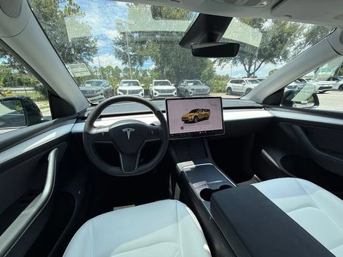 Used 2024 Tesla Model Y Long Range AWD/4WD image 19