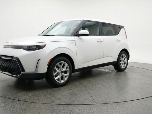 Used 2025 Kia Soul LX w/ LX Technology Package image 3